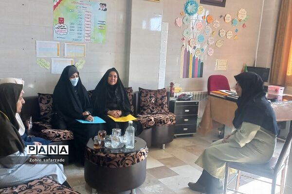 بازدید کارشناس فرهنگی و هنری و قرآن رودهن از روند فعالیت‌های پرورشی مدارس