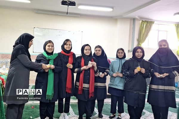 جشن یلدا در دبیرستان نشاط بهارستان‌دو