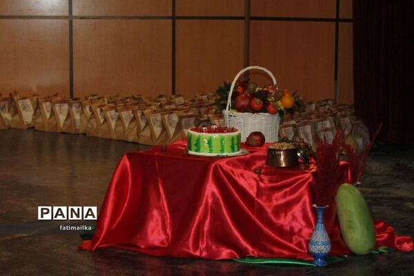 مراسم شب یلدا در دبیرستان اندیشه‌نفیس در شهرستان فیروزکوه