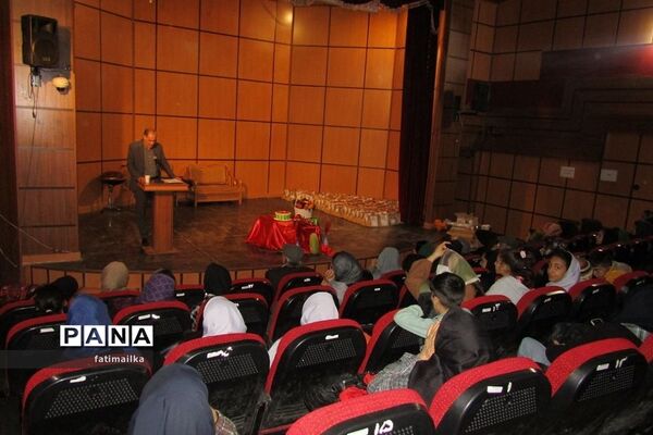 مراسم شب یلدا در دبیرستان اندیشه‌نفیس در شهرستان فیروزکوه