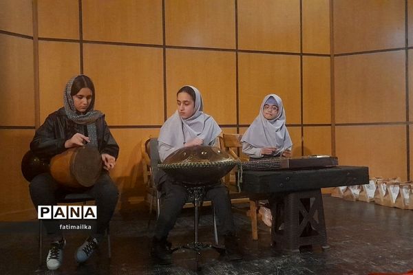 مراسم شب یلدا در دبیرستان اندیشه‌نفیس در شهرستان فیروزکوه