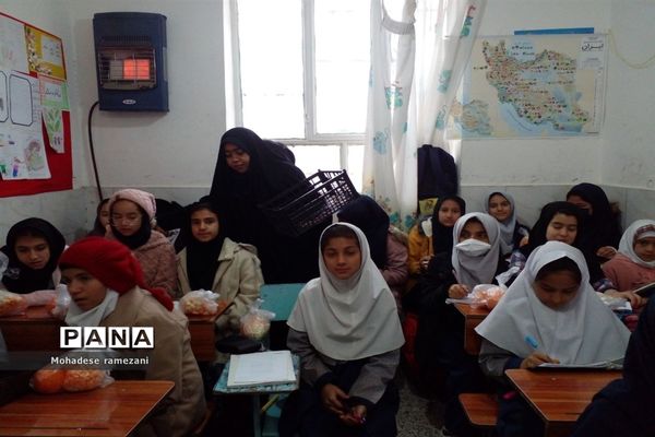 پویش یلدای مهربانی در مدارس حاشیه شهر