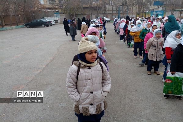پویش یلدای مهربانی در مدارس حاشیه شهر