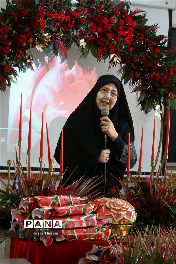 مادربزرگ و پدربزرگ در جشن «چله» دهه نودی‌ها