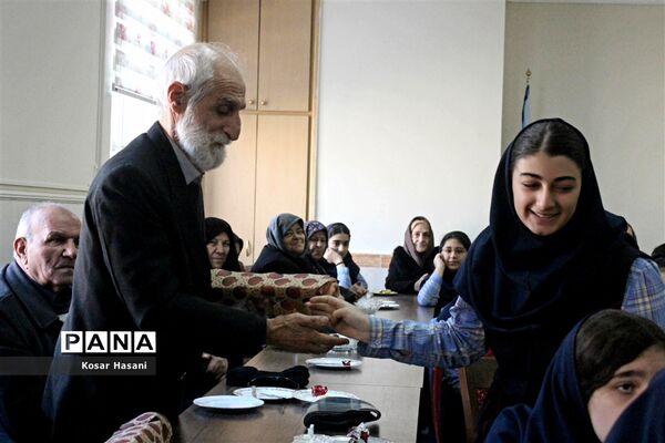 مادربزرگ و پدربزرگ در جشن «چله» دهه نودی‌ها