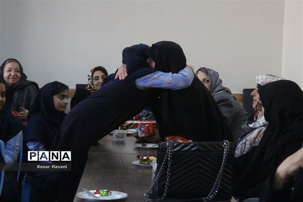 مادربزرگ و پدربزرگ در جشن «چله» دهه نودی‌ها