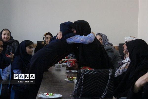 مادربزرگ و پدربزرگ در جشن «چله» دهه نودی‌ها