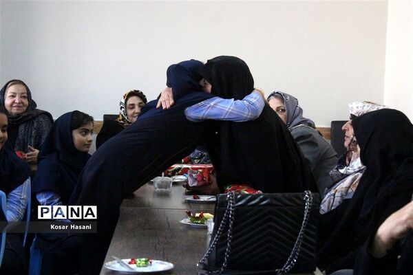 مادربزرگ و پدربزرگ در جشن «چله» دهه نودی‌ها