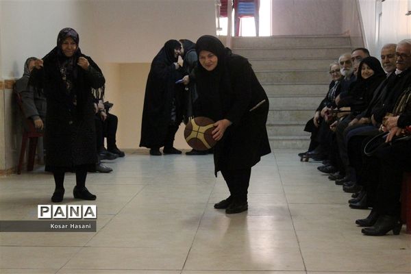 مادربزرگ و پدربزرگ در جشن «چله» دهه نودی‌ها