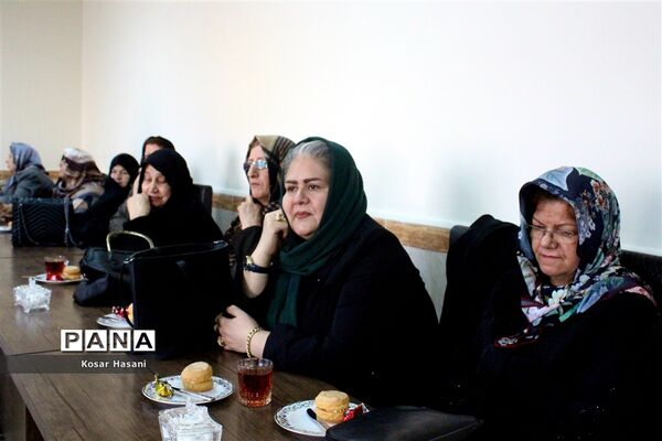 مادربزرگ و پدربزرگ در جشن «چله» دهه نودی‌ها