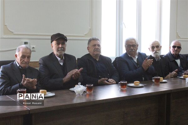 مادربزرگ و پدربزرگ در جشن «چله» دهه نودی‌ها