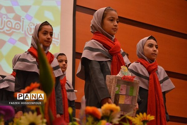 تجلیل از پژوهشگران ناحیه ۲ بهارستان