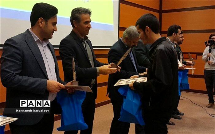 تجلیل از رتبه‌های برتر کنکور در ناحیه دو بهارستان‌
