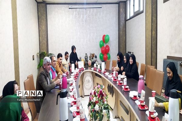 جلسه‌ شورای آموزگاران آموزشگاه علامه طباطبایی پیشوا با طعم یلدا