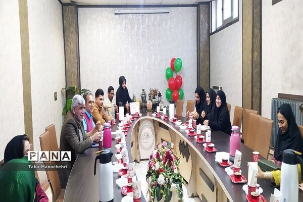 جلسه‌ شورای آموزگاران آموزشگاه علامه طباطبایی پیشوا با طعم یلدا
