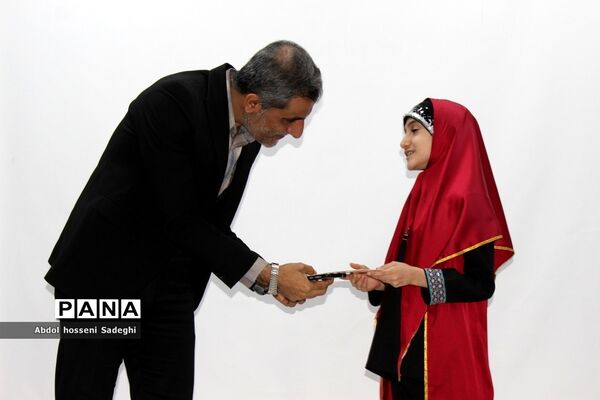 تجلیل از دانش‌آموزان برگزیده چهارمین دوره مسابقات علمی پژوهشی  شهرستان بوشهر