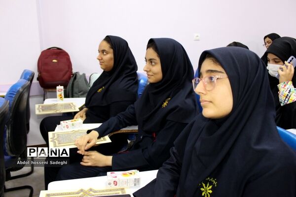 تجلیل از دانش‌آموزان برگزیده چهارمین دوره مسابقات علمی پژوهشی  شهرستان بوشهر