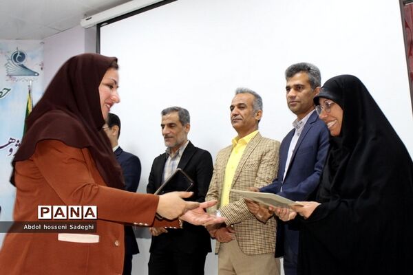 تجلیل از دانش‌آموزان برگزیده چهارمین دوره مسابقات علمی پژوهشی  شهرستان بوشهر