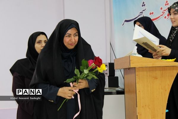 تجلیل از دانش‌آموزان برگزیده چهارمین دوره مسابقات علمی پژوهشی  شهرستان بوشهر