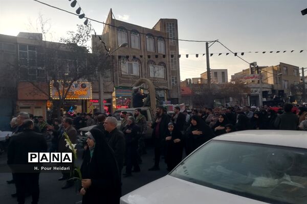 خاکسپاری پیکر شهید گمنام در بوستان شهدای آذر قم