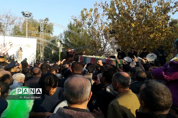 خاکسپاری پیکر شهید گمنام در بوستان شهدای آذر قم