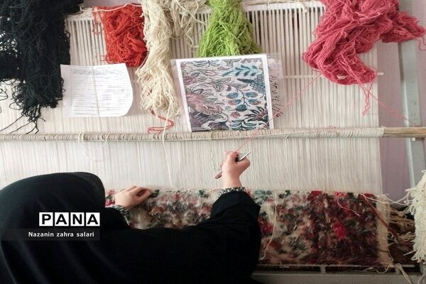 نمایش هنر هنرمندان قالی‌بافی در کارگاه قالی بافی شهرستان پیشوا