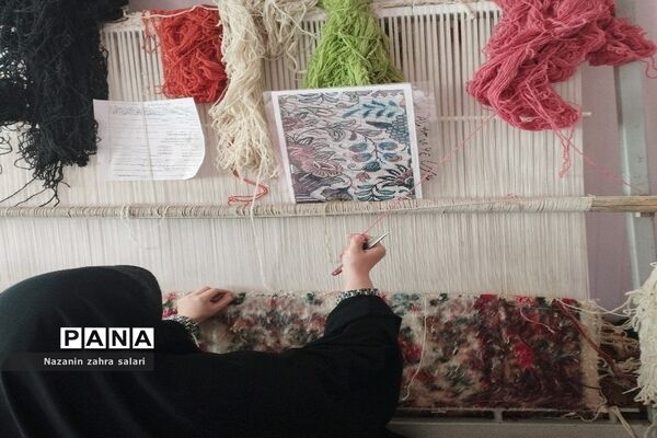 نمایش هنر هنرمندان قالی‌بافی در کارگاه قالی بافی شهرستان پیشوا