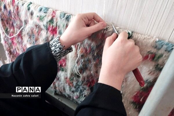 نمایش هنر هنرمندان قالی‌بافی در کارگاه قالی بافی شهرستان پیشوا