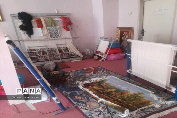 نمایش هنر هنرمندان قالی‌بافی در کارگاه قالی بافی شهرستان پیشوا