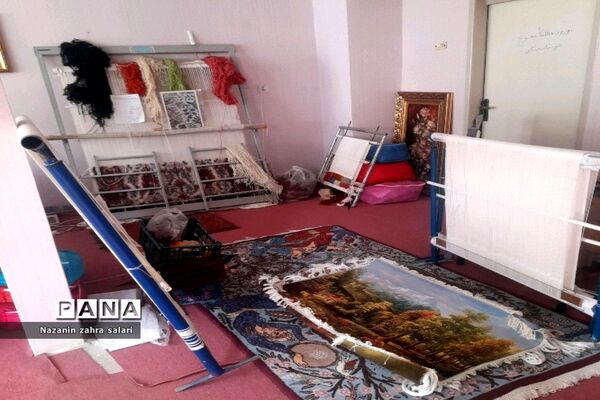 نمایش هنر هنرمندان قالی‌بافی در کارگاه قالی بافی شهرستان پیشوا
