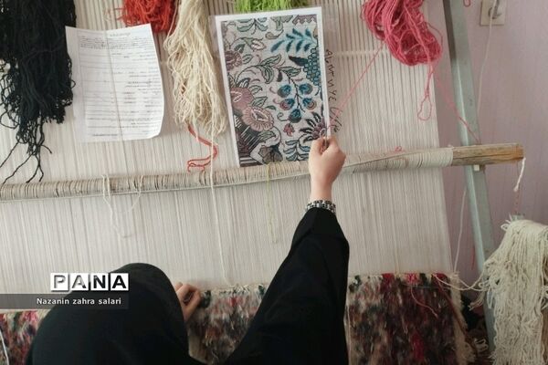 نمایش هنر هنرمندان قالی‌بافی در کارگاه قالی بافی شهرستان پیشوا