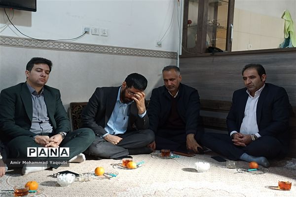 دیدار دانش‌آموزان و مسئولان آموزش و پرورش شهرستان ملارد با مادر شهید دانش‌آموز