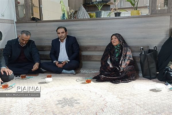 دیدار دانش‌آموزان و مسئولان آموزش و پرورش شهرستان ملارد با مادر شهید دانش‌آموز