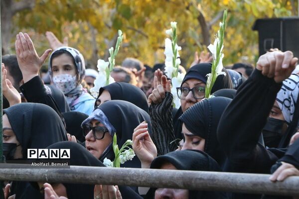 جلوه‌هایی از حضور نوجوانان و جوانان در مراسم وداع با لاله‌های فاطمی