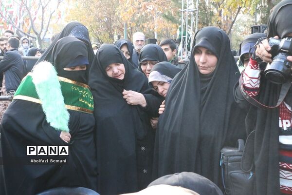 جلوه‌هایی از حضور نوجوانان و جوانان در مراسم وداع با لاله‌های فاطمی