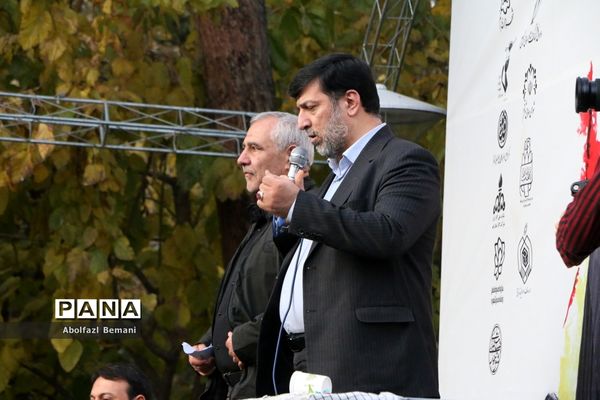 جلوه‌هایی از حضور نوجوانان و جوانان در مراسم وداع با لاله‌های فاطمی