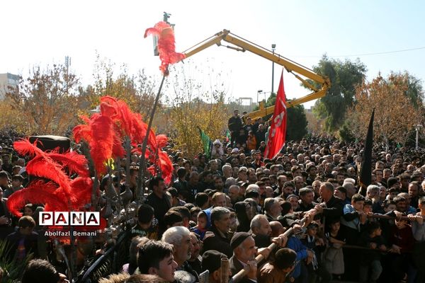 جلوه‌هایی از حضور نوجوانان و جوانان در مراسم وداع با لاله‌های فاطمی