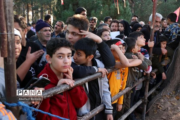 جلوه‌هایی از حضور نوجوانان و جوانان در مراسم وداع با لاله‌های فاطمی