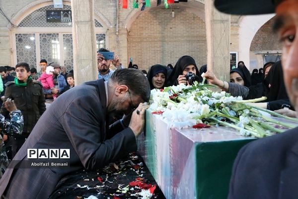 جلوه‌هایی از حضور نوجوانان و جوانان در مراسم وداع با لاله‌های فاطمی