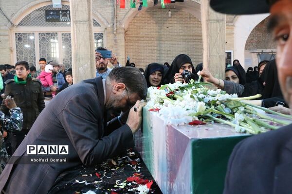 جلوه‌هایی از حضور نوجوانان و جوانان در مراسم وداع با لاله‌های فاطمی