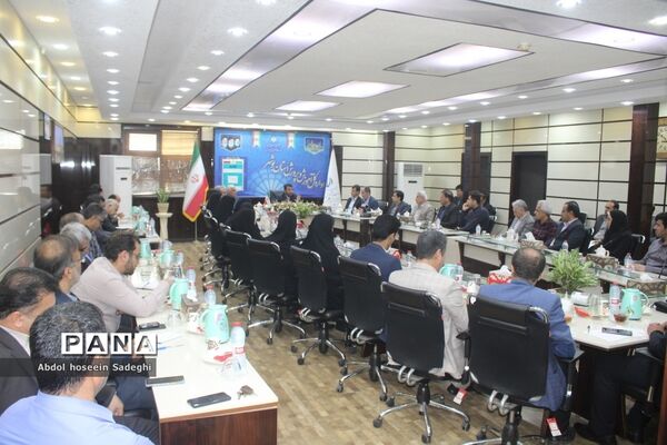 جلسه هم اندیشی مدیرکل آموزش و پرورش استان بوشهر با روسای ادارات داخلی و کارشناس مسئولان اداره کل