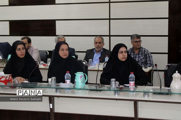 جلسه هم اندیشی مدیرکل آموزش و پرورش استان بوشهر با روسای ادارات داخلی و کارشناس مسئولان اداره کل