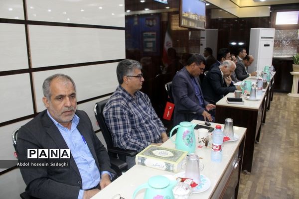 جلسه هم اندیشی مدیرکل آموزش و پرورش استان بوشهر با روسای ادارات داخلی و کارشناس مسئولان اداره کل