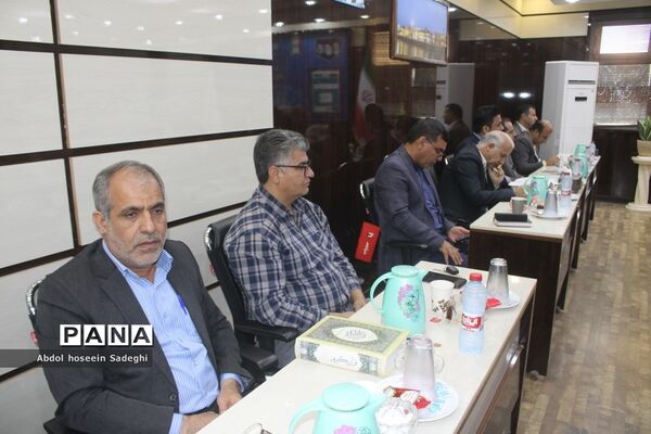 جلسه هم اندیشی مدیرکل آموزش و پرورش استان بوشهر با روسای ادارات داخلی و کارشناس مسئولان اداره کل