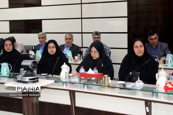 جلسه هم اندیشی مدیرکل آموزش و پرورش استان بوشهر با روسای ادارات داخلی و کارشناس مسئولان اداره کل