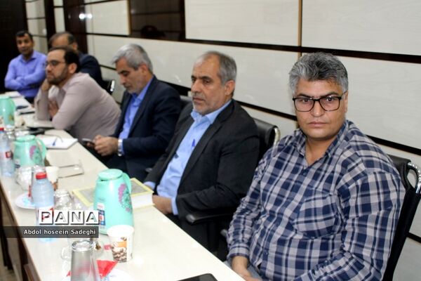 جلسه هم اندیشی مدیرکل آموزش و پرورش استان بوشهر با روسای ادارات داخلی و کارشناس مسئولان اداره کل