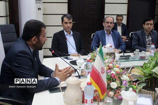جلسه هم اندیشی مدیرکل آموزش و پرورش استان بوشهر با روسای ادارات داخلی و کارشناس مسئولان اداره کل