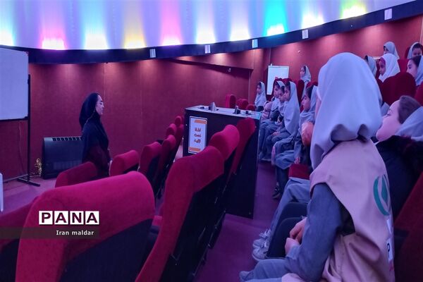 بازدید دانش‌آموزان دبستان لطیفه از انگاریوم دانشگاه فردوسی