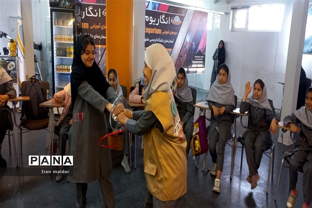 بازدید دانش‌آموزان دبستان لطیفه از انگاریوم دانشگاه فردوسی