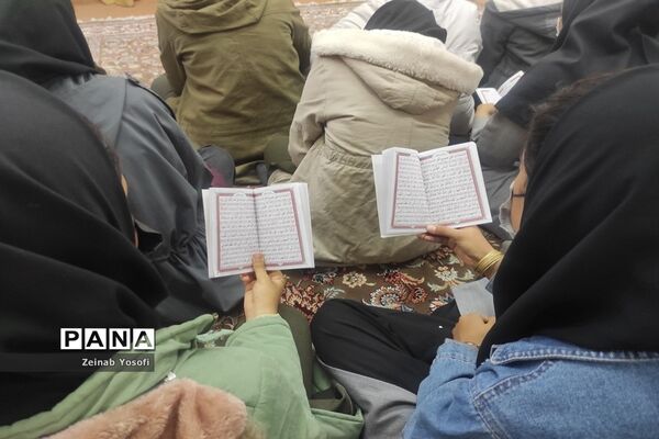 محفل انس با قرآن کریم در دبیرستان فرزانگان مه ولات